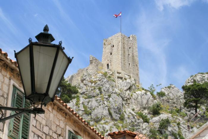 Apartment With 2 Balconies And Sea View Omis Bagian luar foto