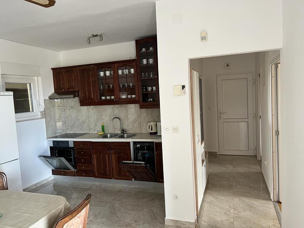 Apartment With 2 Balconies And Sea View Omis Bagian luar foto