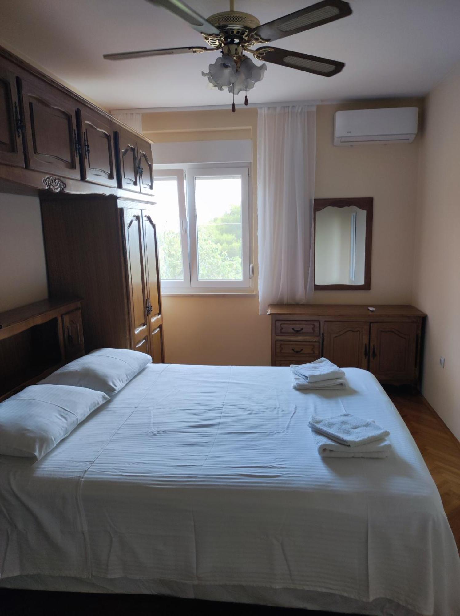 Apartment With 2 Balconies And Sea View Omis Ruang foto