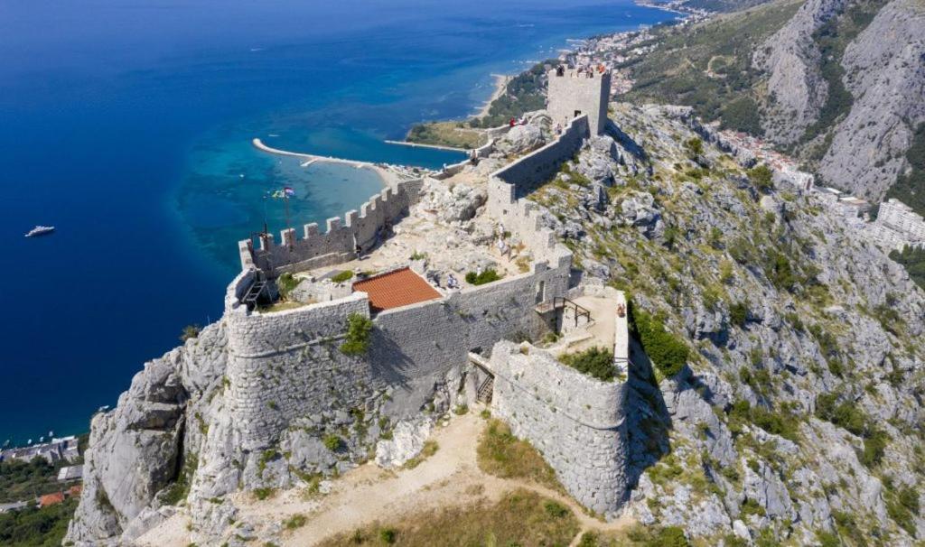 Apartment With 2 Balconies And Sea View Omis Bagian luar foto